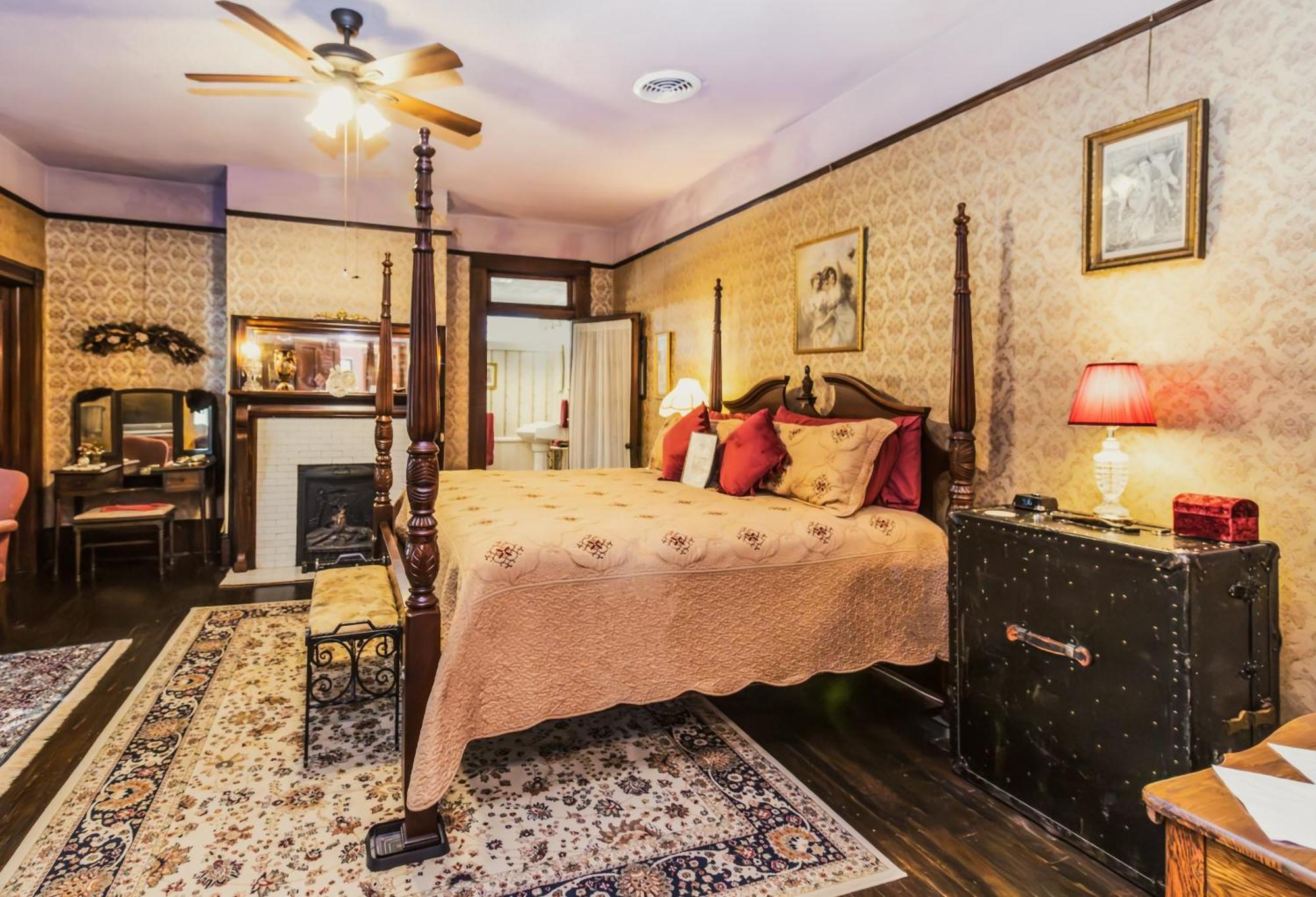 Simmons-Bond Inn Bed & Breakfast Toccoa Room photo