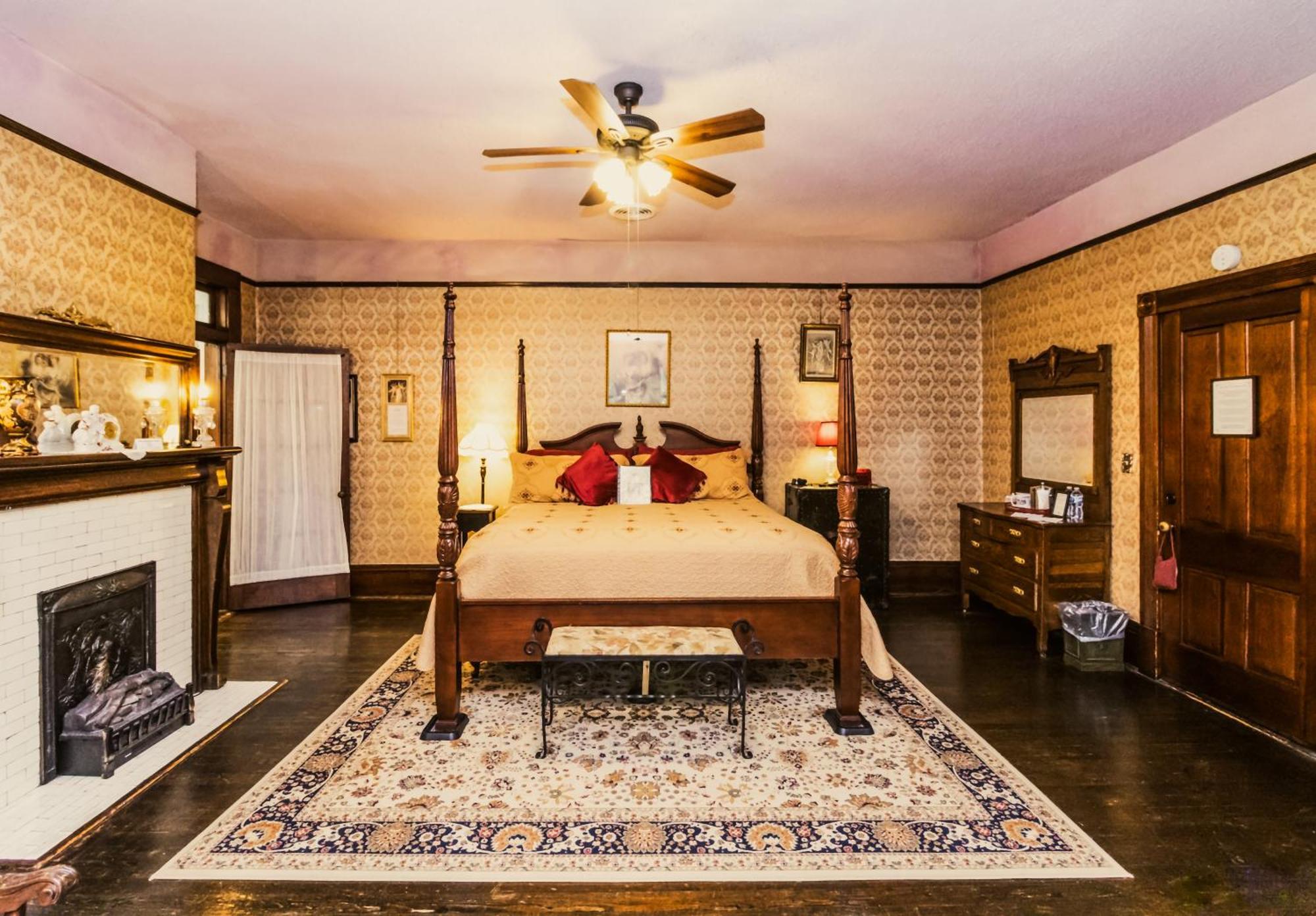 Simmons-Bond Inn Bed & Breakfast Toccoa Room photo
