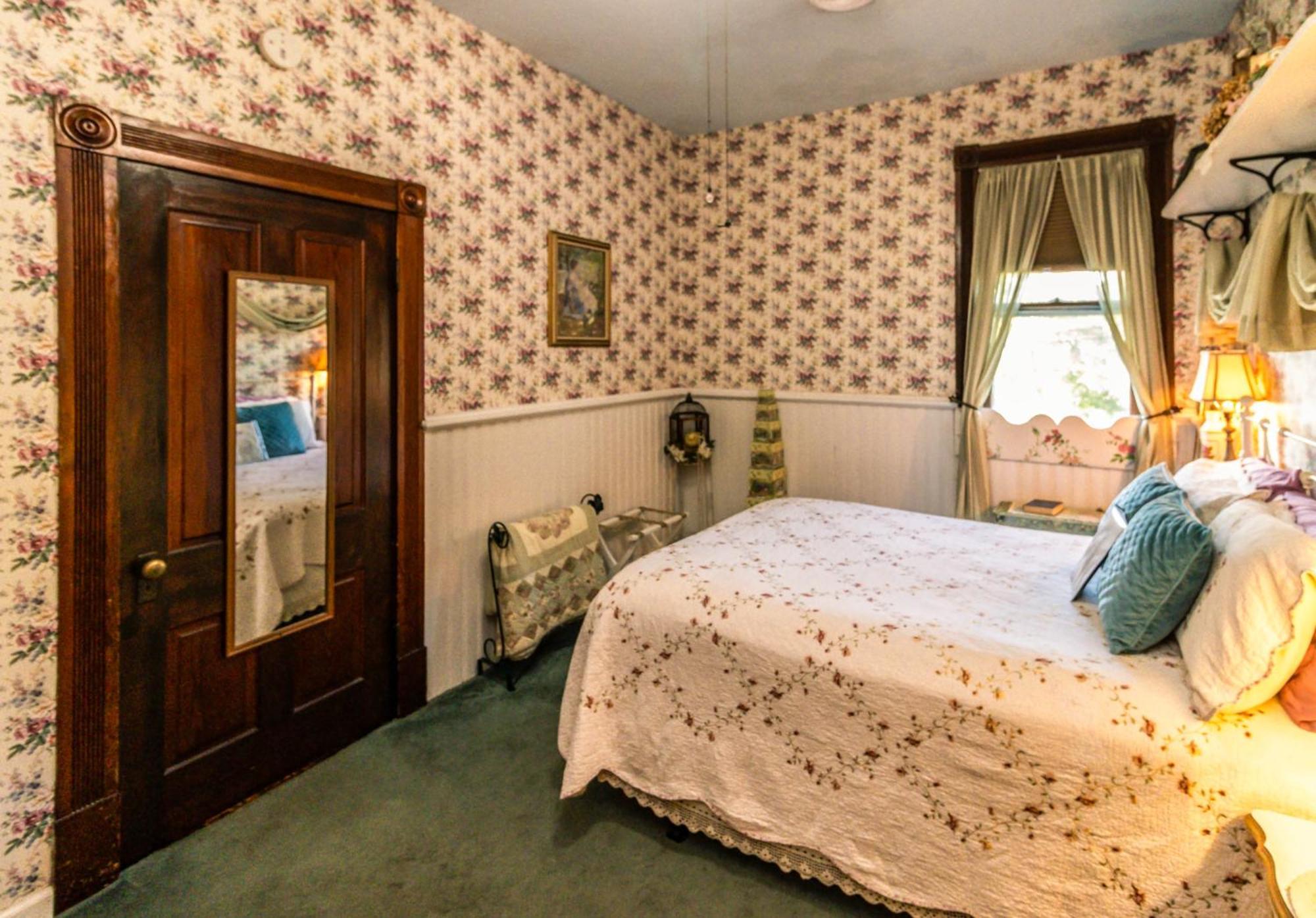 Simmons-Bond Inn Bed & Breakfast Toccoa Room photo