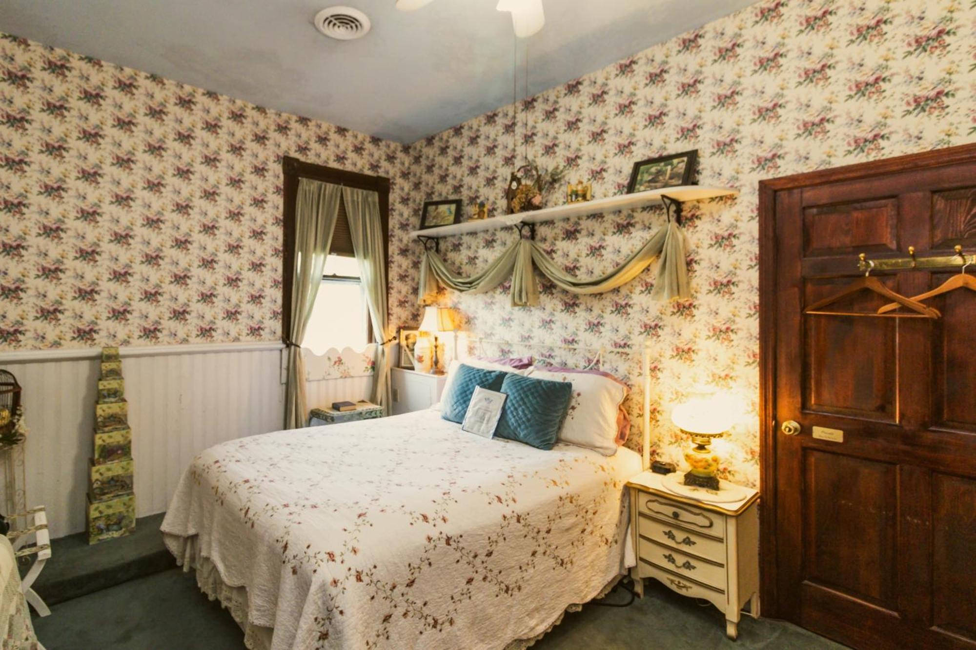 Simmons-Bond Inn Bed & Breakfast Toccoa Room photo